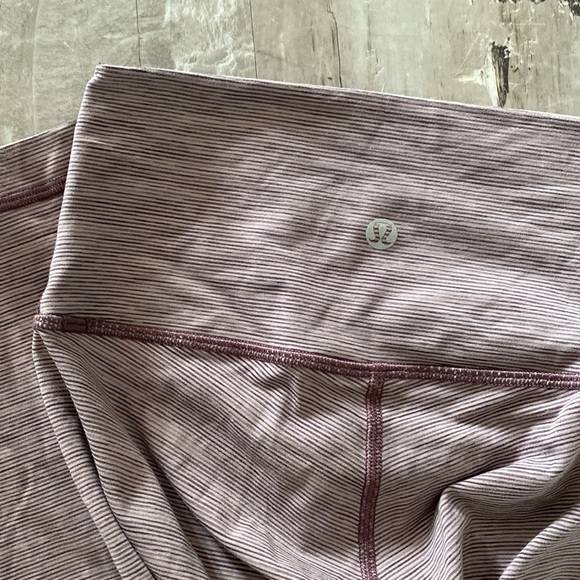 Lululemon light purple EUC women’s size 2 stripe - Picture 3 of 5